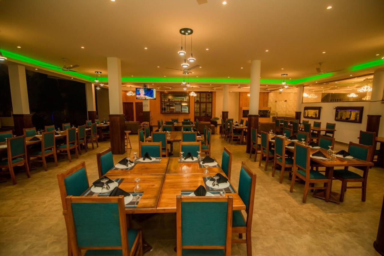 Royal Reach Udawalawe Hotell Exteriör bild