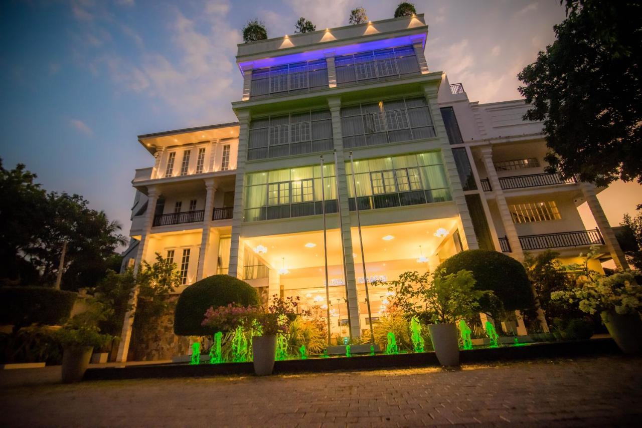 Royal Reach Udawalawe Hotell Exteriör bild